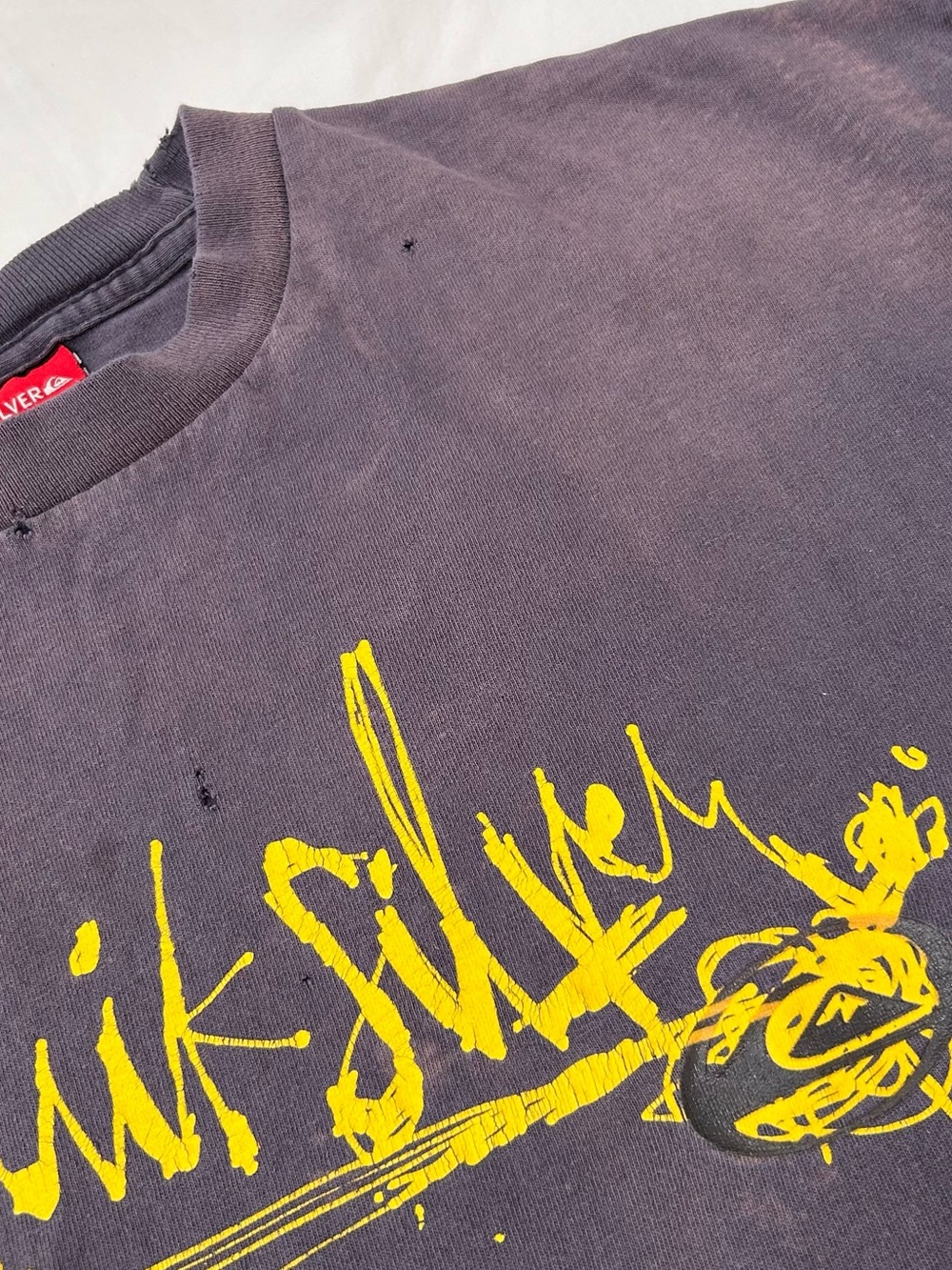 Y2K Quiksilver Spellout Graphic Tee Thrashed Skater Grunge Faded Large - Picture 3 of 4